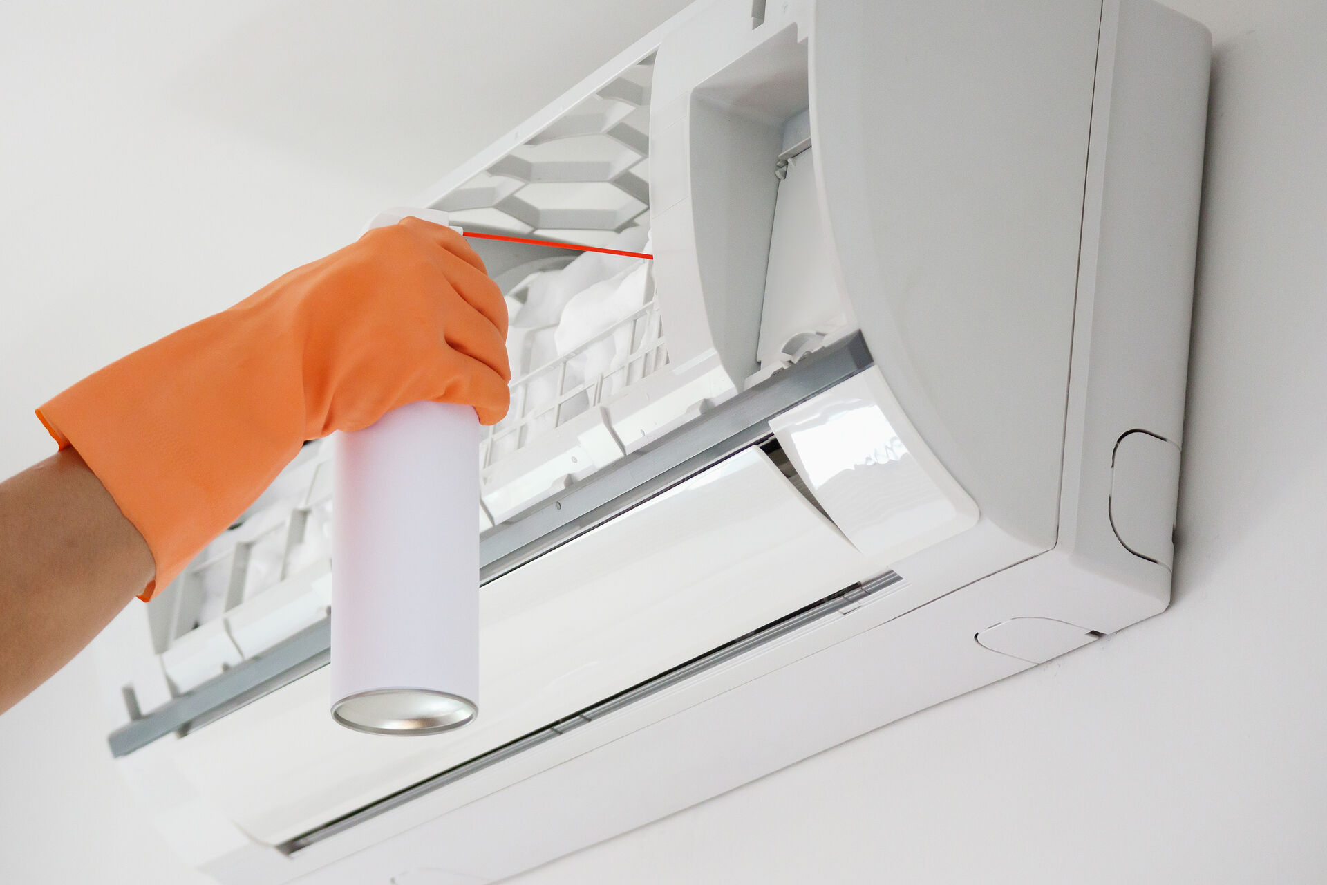 air-conditioner-cleaning-with-spray-foam-cleaner