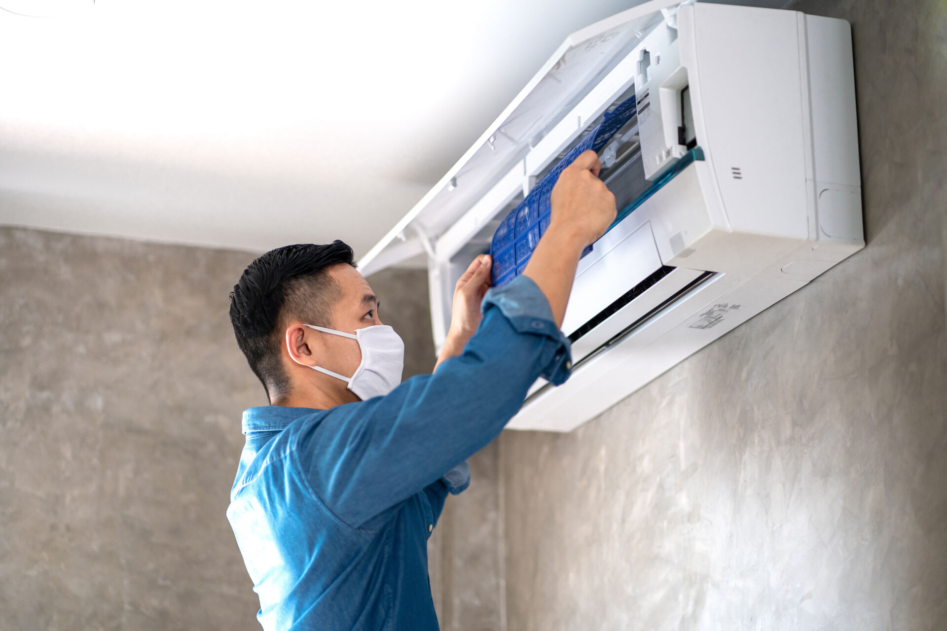technician-man-repairing-cleaning-and-maintenance-air-conditioner (1)